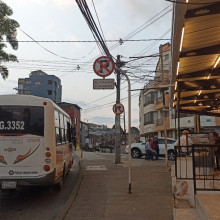 Molestia por mal parqueo de buses de transporte público en Manizales